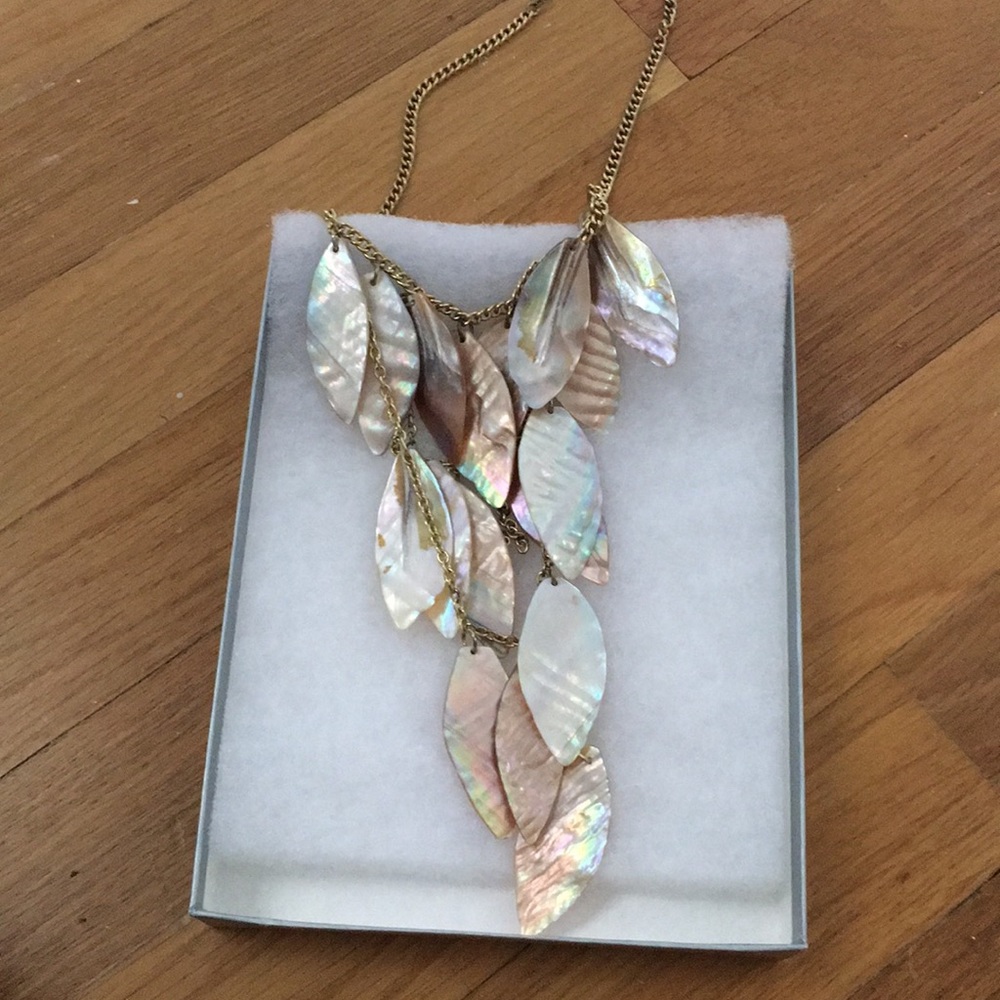 Pearly shell necklace with gold detail